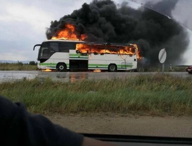Δείτε τη στιγμή που λεωφορείο των ΚΤΕΛ στη Λευκάδα τυλίγεται στις φλόγες (βίντεο)